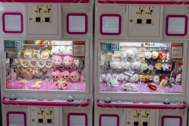 Tokyo, Japonya, 6 Kasım 2023: Lüks oyuncaklarla dolu pençe makinesi atari salonu