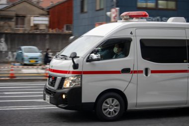 Tokyo, Japonya, 6 Kasım 2023: Şehir merkezinde ambulans