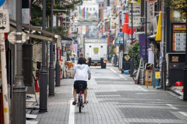 Tokyo, Japonya, 6 Kasım 2023: Urban Caddesi 'nde bisikletçi