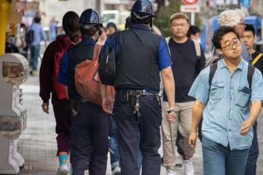 Tokyo, Japonya, 6 Kasım 2023: Yayalar Arasında Şehir Polisi Devriyesi