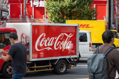 Tokyo, Japonya, 6 Kasım 2023: Coca-Cola ve DHL Trucks on Urban Street