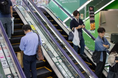 Tokyo, Japonya, 6 Kasım 2023: Metro İstasyonundaki Yürüyen merdivende Banliyö