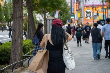 Tokyo, Japonya, 6 Kasım 2023: Tokyo 'da moda yayalar