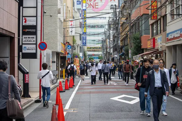 Tokyo, Japonya, 6 Kasım 2023: Tokyo 'da hareketli sokak sahnesi