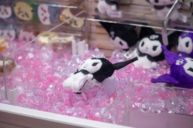 Tokyo, Japonya, 6 Kasım 2023: Oyun makinesindeki peluş panda oyuncakları