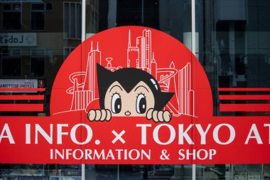 Tokyo, Japonya, 6 Kasım 2023: Bilgi dükkanında anime karakteri grafiği
