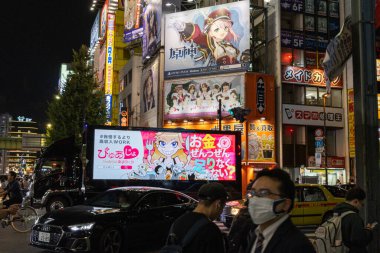 Tokyo, Japonya, 6 Kasım 2024: Bustling Caddesi 'nin Aydınlatılmış Reklam Panoları ile Gece Görüşü