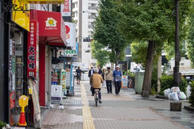 Tokyo, Japonya, 6 Kasım 2024: Yayalar ve Bisikletçilerle Şehir Sokak Sahnesi