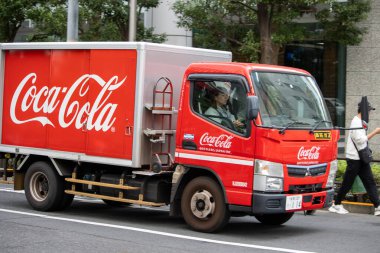 Tokyo, Japonya, 6 Kasım 2024: Şehir merkezinde Coca-Cola dağıtım kamyonu