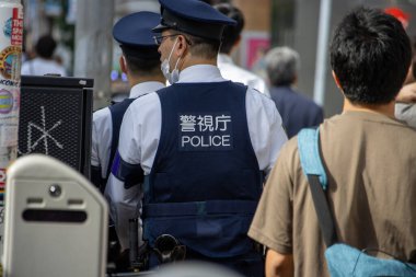 Tokyo, Japonya, 6 Kasım 2023: Japon Polis Memuru Yoğun Sokak Devriyesi