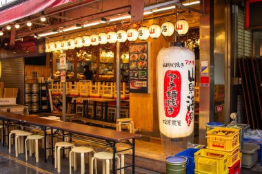 Tokyo, Japonya, 6 Kasım 2024: Geleneksel Japon Izakaya Gecesi