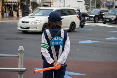 Tokyo, Japonya, 6 Kasım 2024: Trafik Yöneten Kadın Polis