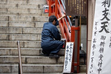 Tokyo, Japonya, 6 Kasım 2024: Man Boyama Tapınağı Merdivenleri