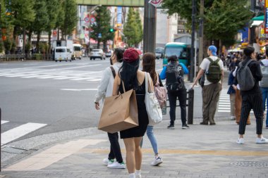Tokyo, Japonya, 6 Kasım 2023: Yayalarla şehir sokak sahnesi
