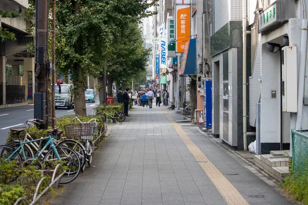 Tokyo, Japonya, 6 Kasım 2024: Yayalar ve Bisikletli Şehir Sokak Sahnesi