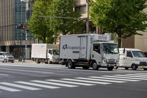 Tokyo, Japonya, 6 Kasım 2024: Kavşakta Şehir Taşıma Kamyonları