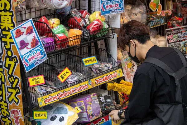 Tokio Japón Noviembre 2024 Hombre Hojeando Mercancía Anime Una Tienda — Foto de Stock