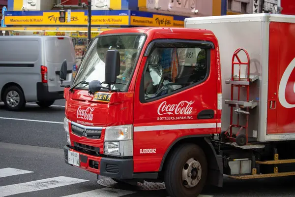 Tokyo, Japonya, 6 Kasım 2023: Şehir merkezinde Coca-Cola dağıtım kamyonu