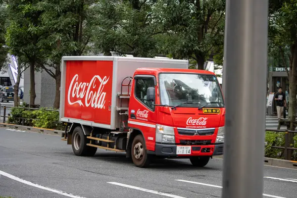 Tokyo, Japonya, 6 Kasım 2023: Coca-Cola Teslimat Aracı