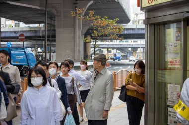 Tokyo, Japonya, 6 Kasım 2024: Yüz Maskeleriyle Şehirde Yürüyen Yayalar
