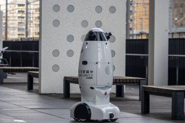 Tokyo, Japonya, 6 Kasım 2024: Otonom Güvenlik Robotu Açık Alan Devriyesi