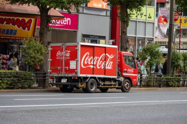 Tokyo, Japonya, 6 Kasım 2024: Şehir caddesinde Coca-Cola dağıtım kamyonu