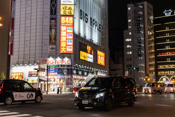 Tokio Japón Noviembre 2024 Vista Nocturna Calle Con Vallas Publicitarias — Foto de Stock