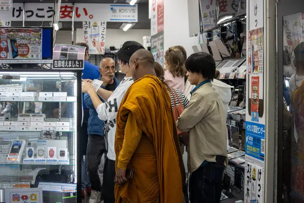 Tokio Japón Noviembre 2024 Monje Budista Tienda Electrónica — Foto de Stock