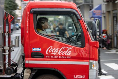 Tokyo, Japonya, 6 Kasım 2024: Şehir merkezinde Coca-Cola dağıtım kamyonu