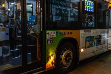 Tokyo, Japonya, 6 Kasım 2024: Şehir Otobüsünün Akşam Görüşü