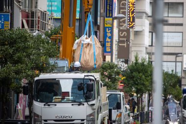 Tokyo, Japonya, 6 Kasım 2024: Isuzu Truck ve Crane ile Şehir İnşaat Alanı