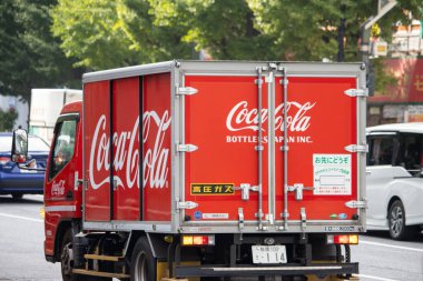 Tokyo, Japonya, 6 Kasım 2024: Coca-Cola dağıtım kamyonu şehir caddesinde
