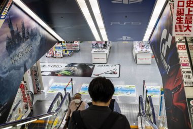 Tokyo, Japonya, 6 Kasım 2024: Reklam pankartlı Elektronik Depo Yürüteci