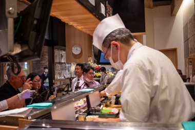 Tokyo, Japonya, 6 Kasım 2024: Bir Restoranda Suşi Aşçısı Yemek Hazırlıyor