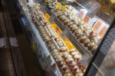 Tokyo, Japonya, 6 Kasım 2024: Pastanede Çeşitli Tatlılar Gösterimi