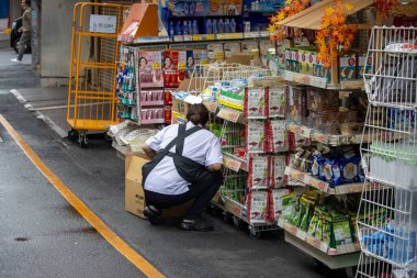 Tokyo, Japonya, 6 Kasım 2024: İşçi Market Raflarını Yeniden Stokluyor