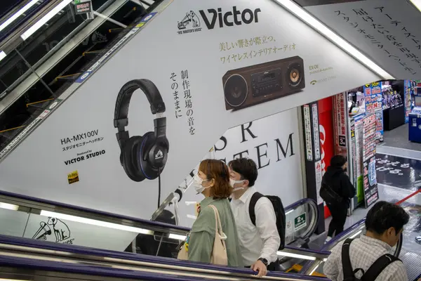 Tokio Japón Noviembre 2024 Escaleras Mecánicas Una Tienda Electrónica Con — Foto de Stock