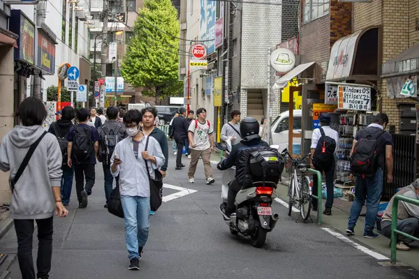 Tokyo, Japonya, 6 Kasım 2024: Yayalar ve Bisikletçilerle Şehir Sokak Sahnesi