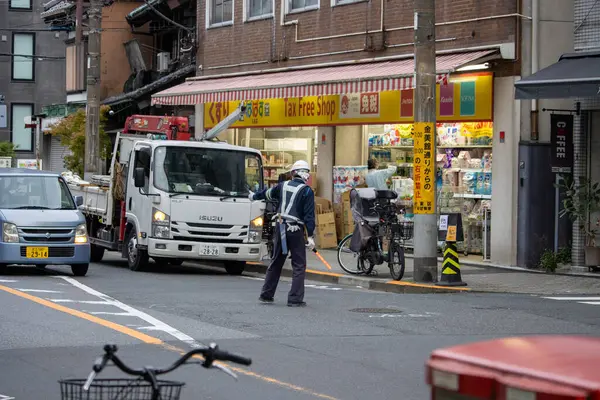 Tokyo, Japonya, 6 Kasım 2024: Trafik ve Yerel İş Dünyası Kent Sokak Sahnesi