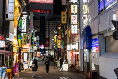 Tokyo, Japonya, 7 Kasım 2024: Şehir Tokyo 'da Gece Sokağında