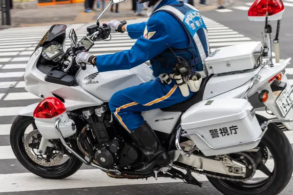 Tokyo, Japonya, 7 Kasım 2024: Motosikletli Polis Memuru