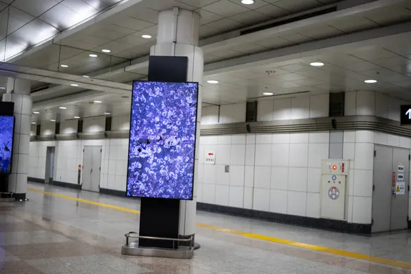 Tokio Japón Noviembre 2024 Estación Metro Moderna Con Pantalla Publicidad — Foto de Stock