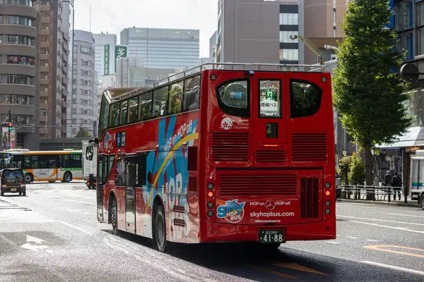 Tokyo, Japonya, 7 Kasım 2024: Urban Caddesi 'nde Kırmızı Gezici Otobüs