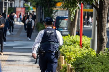 Tokyo, Japonya, 7 Kasım 2024: Sokaklarda Polis Devriyesi