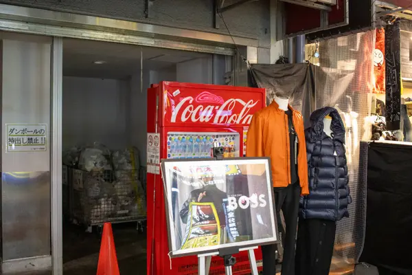 Tokio Japón Noviembre 2024 Máquina Expendedora Coca Cola Exhibición Moda — Foto de Stock