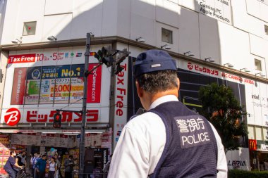 Tokyo, Japonya, 7 Kasım 2024: Akihabara 'da Polis Devriyesi