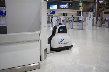 Tokyo, Japonya, 7 Kasım 2024: Narita Havaalanı Güvenlik Robotu Devriyesi
