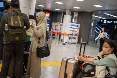 Tokyo, Japonya, 7 Kasım 2024: Gezginler ve Bavullarla Yoğun Havalimanı