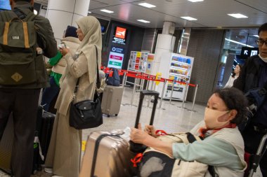 Tokyo, Japonya, 7 Kasım 2024: Tren İstasyonu yolcuları