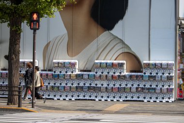 Tokyo, Japonya, 7 Kasım 2024: Yürüyen Yayalar Gachapon Oyuncak Otomatları ve Büyük Billboard